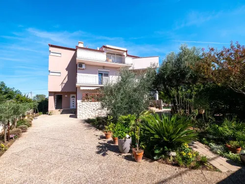 Apartment A2 with pool view Hotels in Opcina Nin