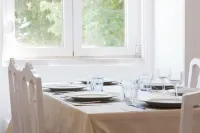 Near the River 3 Bedrooms Flat, with AC for 9