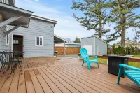 Cozy Seaside Cottage • Walk to Beach • Fenced Yard