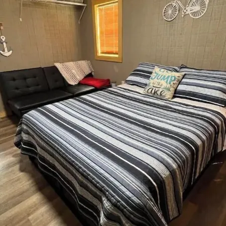 Handicap-Accessible Cabin Near Kirby Landing & Lake Greeson – Pet-Friendly
