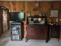 Cozy 2-bdrm, 3-season Adirondack cabin at tranquil Great Sacandaga Lake w/WiFi Hotels in Day