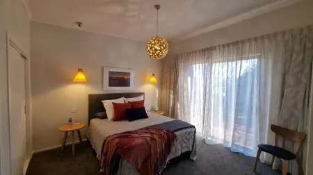 Stylish, comfortable townhouse close to the square Отели в г. Мартинборо