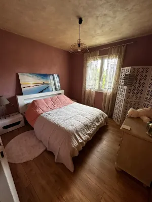 House with swimming pool on the edge of the Arcachon basin. Hotels in Biganos