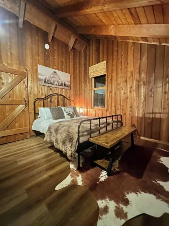 Mountain Paradise 4BR Hot Tub Pool 10min Mt Snow