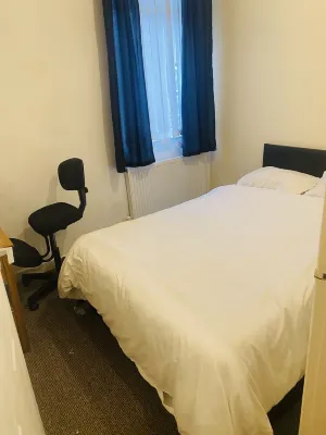 Beautiful portable single room in an apartment Hotel a Bury