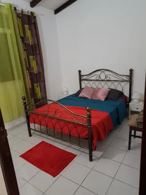 Pleasant house with trees and flowers, 5 minutes from all amenities Hotels near Pointe-à-Pitre International Airport