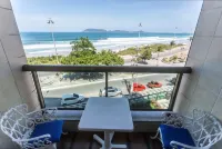 Praia do Forte! Apartamento todo de frente ao mar.