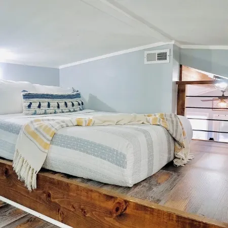 Luxury tiny cabin Pool & Hot tub minutes from Lake Travis and Lake Austin.