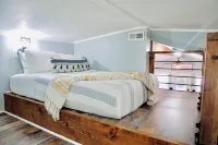 Luxury tiny cabin Pool & Hot tub minutes from Lake Travis and Lake Austin.