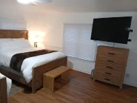 Solar-powered home sleeps 11 near golf courses, hockey & baseball.