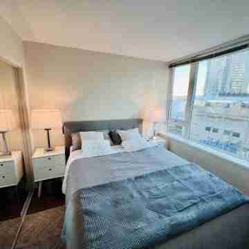 Downtown Vancouver, 1 Bd room and den, pool, gym, free parking, skytrain, view Rooms