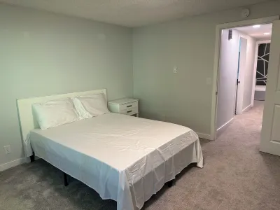 Forest Retreat ~ Serene & Secluded 2-bedroom apartment with WiFi in Edmonds Edmonds Underwater Park 주변 호텔