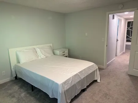 Forest Retreat ~ Serene & Secluded 2-bedroom apartment with WiFi in Edmonds Отели рядом с достопримечательностью «The Wade James Theater»