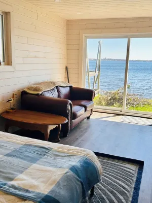 Gorgeous Private Waterfront Bunkie - Fenelon Falls - Cameron Lake! 카와싸 레이크스 호텔