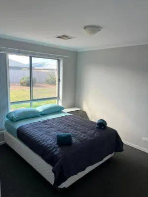 Secure 4BR w/Garage Whyalla Các khách sạn ở Whyalla Jenkins