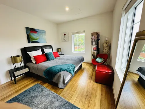 Luxury and Grandeur with city view balcony! Hotels in Hawthorn