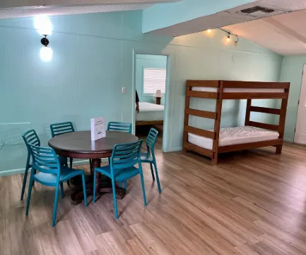 Cute, Secluded cabin in the Woods, 2 miles from Garner State Park