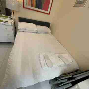 Stunning ground floor studio apartment in Hounslow near Heathrow airport Rooms