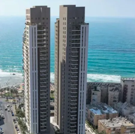 Bat Yam Beachfront Apartment – 10 Min from Tel Aviv - 3 bedroom Отели рядом с достопримечательностью «Defenders Square»