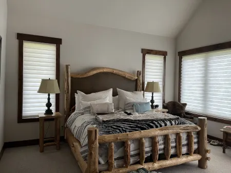 Modern Chalet on the River. Hot Tub, Fireplace , Newly furnished Fishing, Hiking