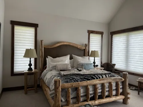 Modern Chalet on the River. Hot Tub, Fireplace , Newly furnished Fishing, Hiking