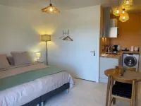 "Studio du Pressoir" studio for short-term rental (seasonal rental Angliers 호텔