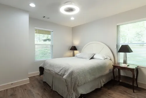 Charming 3BR Cabin w/ All the Comforts – WiFi & AC in Beautiful Gainesville