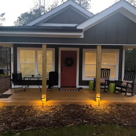 Charming 2-bedroom Tiny House with WiFi, near Clemson University & Lake Keowee. Отели в г. Окони Каунти