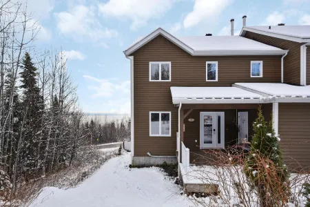 4-BR Cottage River View, Hot Tube & Games Отели рядом с достопримечательностью «Le Massif de Charlevoix»