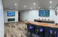 4-bed Cabin- ATV/UTV trail access from the driveway with a bar/covered patio