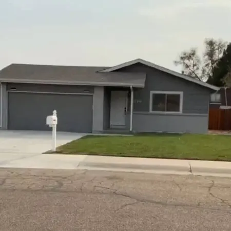 Spacious 5-bedroom house in marvelous Greeley with AC, WiFi