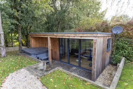 Lambrook Barn - private parking, hot tub & gym