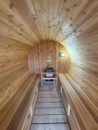 7 Person HOTTUB & BARREL SAUNA