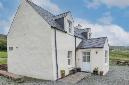 Charming cottage in lovely Glendale, Isle of Skye. 2 bed, 2 ensuite Отели рядом с достопримечательностью «Корал Бич»