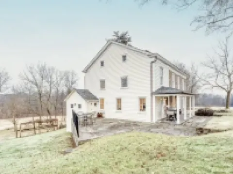 Waterfront catskills farmstay in a 19th Century historic home on an Alpaca Farm アルスターのホテル