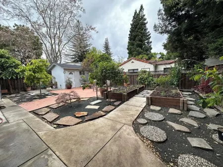 Charming 4-bedroom house in pleasant Menlo Park with WiFi, AC Отели рядом с достопримечательностью «Мета Хедквотерс»