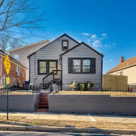 Unwind in our bold + stylish 4BR, 2BA DC gem! Отели рядом с достопримечательностью «Беннинг-роуд»