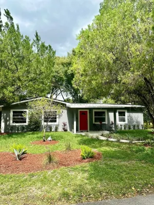 Spacious 4-bedroom vacation house with WiFi and AC in welcoming Lake Mary