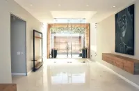 Beautiful, upmarket, modern holiday home situated on a spectacular cliff top Hotels in Keurboomstrand