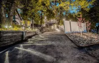 Treehouse cabin newly renovated minutes to Lake Gregory!