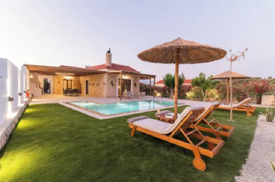Quiet 2 bedroom and 2 bathroom villa with a big infinite swimming pool