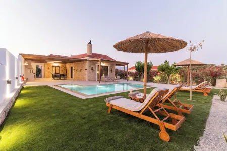 Quiet 2 bedroom and 2 bathroom villa with a big infinite swimming pool