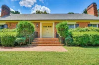 2 Mi to Main St Thomasville: Family Home w/ Games - Wifi