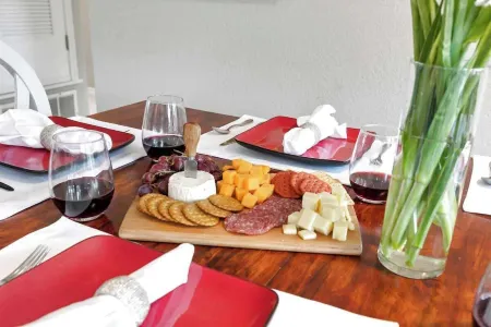 Stylish Home - Lrg Yard with Games Grill & Hot Tub