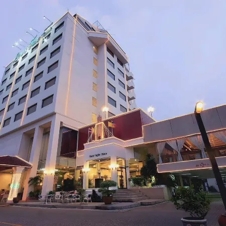 Louis Tavern Hotel Отели рядом с достопримечательностью «Лакси»