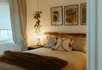 Coastal Storm Watching Retreat, Pet Friendly, Sauna (ADD-on) Hot Tub & Fireplace Hotel a qathet