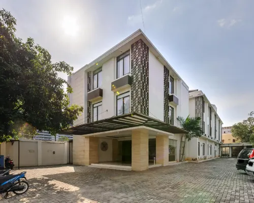 Sans Vibes Firdaus Mansion Kemang โรงแรมในเซาท์จาการ์ตา