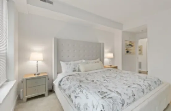 "Joy of Evanston" 1BDR, KING EXEC Suite, pool+Gym Hotels near Northwestern University