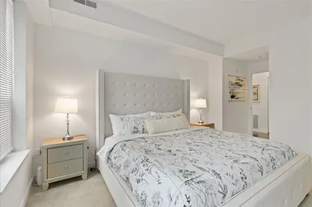 "Joy of Evanston" 1BDR, KING EXEC Suite, pool+Gym Отели в г. Эванстон