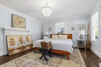 Bright and Modern Close to Everything Hotel in zona Spectrum Center